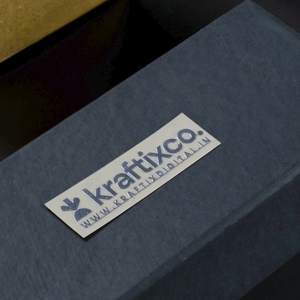 Pegatina de metal se aplica en un segundo